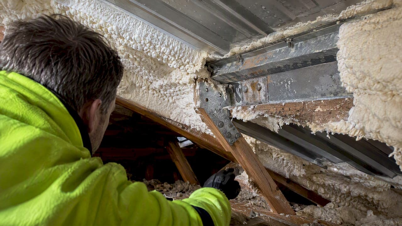 Stop Corrosion, Clear Lender Checks: UK Metal Roof Spray Foam 4 Steps